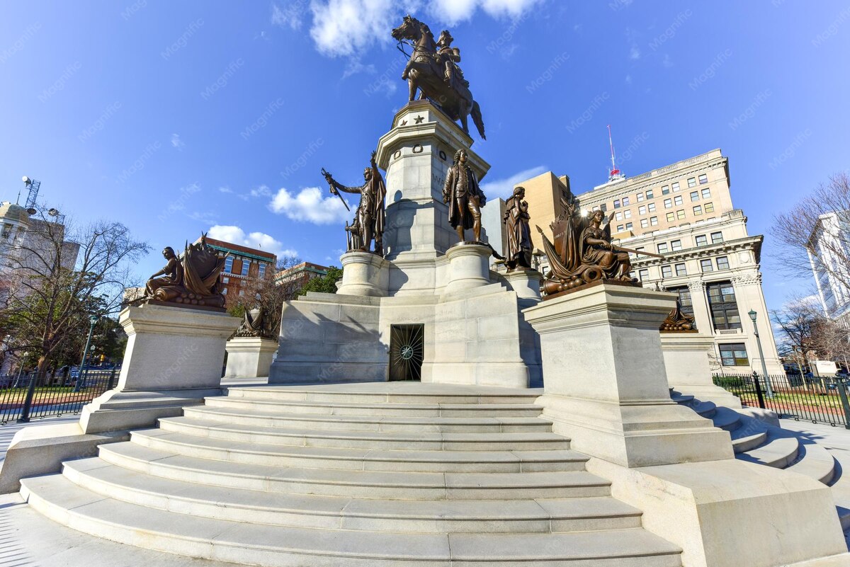 Washington Monument statue in Capitol Square, Richmond, Virginia
